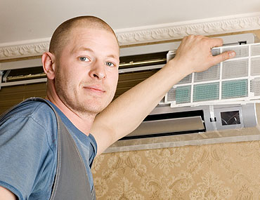 Servis kaydı açan müşteriyle telefonda görüşen çağrı merkezi görevlisi